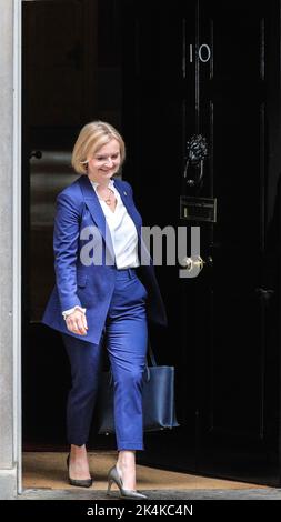 Liz Truss, primo ministro britannico, membro del Parlamento, politico del Partito conservatore, uscita 10 Downing Street, Londra Foto Stock