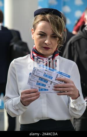 Centenary Square, Birmingham - 3rd 2022 ottobre - manifestanti con biglietti di sola andata per il Ruanda con il nome stampato da Liz Truss, Priti Patel e Boris Johnson alla Conservative Party Conference di Birmingham presso l'International Convention Centre e Centenary Square. PIC Credit: Scott CM/Alamy Live News Foto Stock