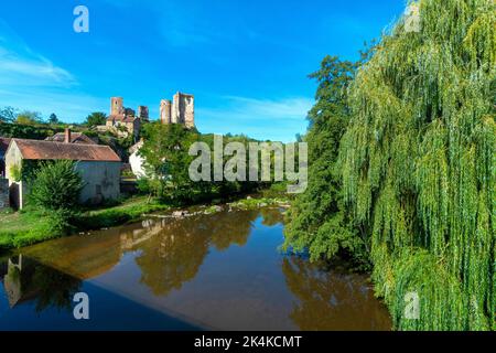 Herisson ha designato la Petite Cité de Caractère. Vista sul castello dei Ducs de Bourbon e sul fiume Aumance. Allier. Auvergne Rodano Alpi. Francia Foto Stock