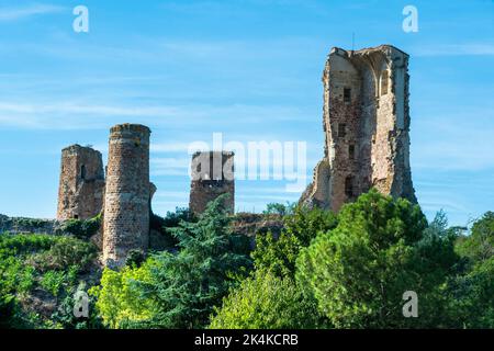 Herisson etichettato piccola città di carattere. Vista delle torri della fortezza dei Ducs de Bourbon. Dipartimento Allier. Auvergne Rodano Alpi. Francia Foto Stock