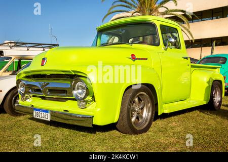 Veicolo Ford F100 1961 in mostra al salone d'auto d'epoca. Motore V8 302. Foto Stock