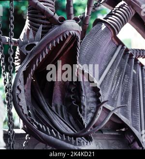 Antoni Gaudi/ Finca Guell, Av. De Pedralbes, 7 de Barcelona. Detalle de dragón en hierro. Foto Stock