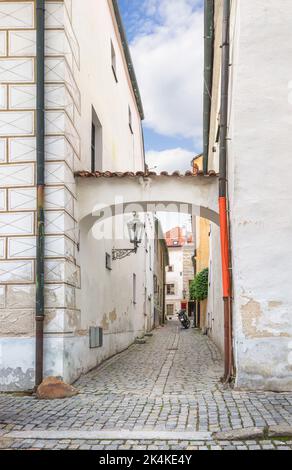 Una piccola strada stretta nel centro della città. Cesky Krumlov, Repubblica Ceca Foto Stock