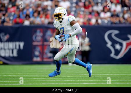 Houston, Texas, Stati Uniti. 2nd Ott 2022. Los Angeles Chargers Tight End Gerald Everett (7) porta la palla dopo una cattura durante la partita tra gli Houston Texans e i Los Angeles Chargers al NRG Stadium di Houston, Texas, il 2 ottobre 2022. (Credit Image: © Erik Williams/ZUMA Press Wire) Foto Stock