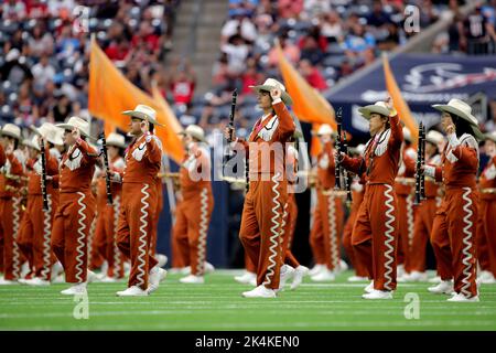 Houston, Texas, Stati Uniti. 2nd Ott 2022. La band di marching dell'Università del Texas si esibisce durante l'halftime della partita tra gli Houston Texans e i Los Angeles Chargers al NRG Stadium di Houston, Texas, il 2 ottobre 2022. (Credit Image: © Erik Williams/ZUMA Press Wire) Foto Stock