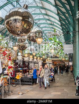 Mostra di Natale di Covent Garden, Londra. Il simbolo di Londra decorato per il suo mercato invernale annuale. Foto Stock