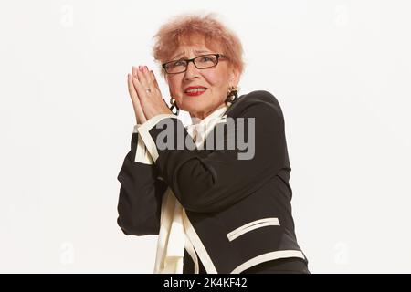 Spaventa. Primo piano ritratto di elegante donna anziana in stile retrò vestito guardando la fotocamera con paura isolato su sfondo bianco. Concetto di emozioni Foto Stock