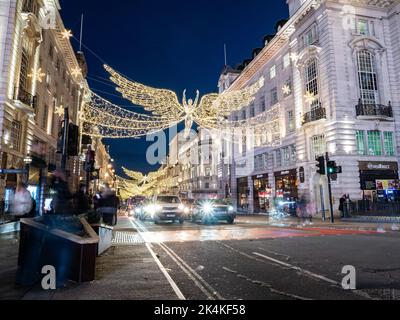 Regent Street Christmas Lights, Londra. Le illuminazioni stagionali al crepuscolo nel centro di Londra durante la stagione delle festività. Foto Stock