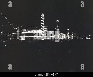 1955, storico, vista da quest'epoca delle Blackpool Illuminations, Pleasure Beach e casinò illuminati da luci al neon, Foto Stock