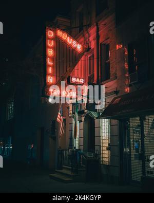 Dublin House neon segno di notte, sul Upper West Side, Manhattan, New York Foto Stock