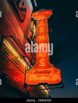 Nathans famoso neon segno di notte a Coney Island, Brooklyn, New York Foto Stock