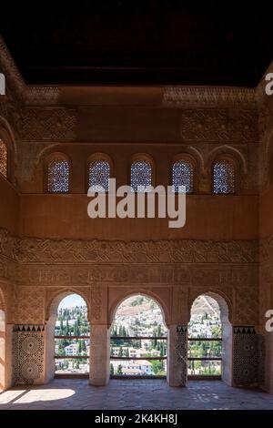 interno di una hacienda, o casa messicana in america latina, ingresso di luce a contrasto con lo spazio, la luce e l'ombra Foto Stock