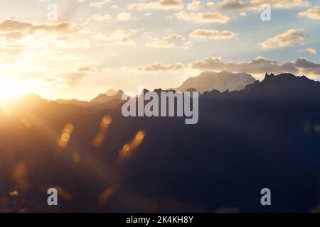 Splendido scenario luminoso all'alba della cima delle montagne con il ghiacciaio e la neve ad Almaty, Kazakhstan. Esterno e concetto di escursioni Foto Stock