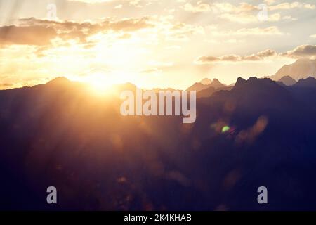 Splendido scenario luminoso all'alba della cima delle montagne con il ghiacciaio e la neve ad Almaty, Kazakhstan. Esterno e concetto di escursioni Foto Stock