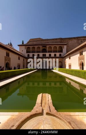 Casa a tinghir, casa tradizionale di argilla e paglia. Casa di terra con porte in acciaio blu. Uno sportello aperto. Foto Stock