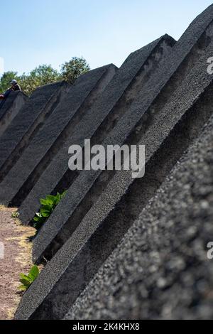 due persone che camminano, lunga esposizione sfocata, in pietra di sfondo scultura diversi livelli Foto Stock