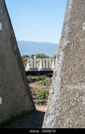 due persone che camminano, lunga esposizione sfocata, in pietra di sfondo scultura diversi livelli Foto Stock