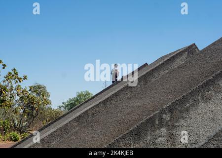 due persone che camminano, lunga esposizione sfocata, in pietra di sfondo scultura diversi livelli Foto Stock