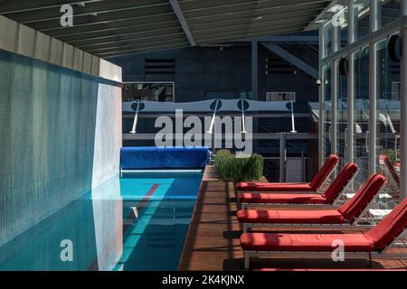 complesso di edifici di lusso, con piscina, sedie a sdraio, piantatrici con palme, aree di riposo sul retro Foto Stock