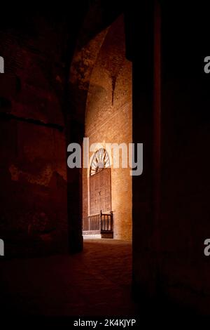 interno di una hacienda, o casa messicana in america latina, ingresso di luce a contrasto con lo spazio, la luce e l'ombra Foto Stock