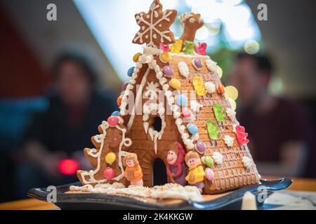 Casa di pan di zenzero di Natale in casa esposta su un tavolo Foto Stock