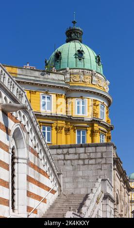 Scalinata che conduce al cortile della chiesa di nostra Signora di Lourdes a Rijeka, Croazia, con il palazzo Ploech sullo sfondo Foto Stock