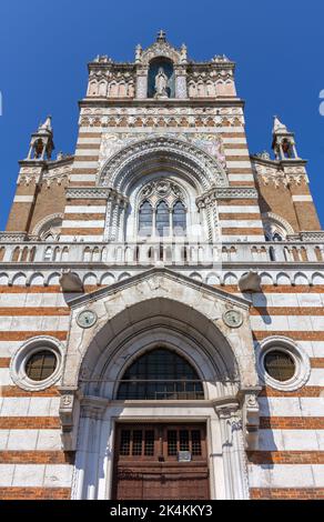 Facciata esterna della chiesa neogotica di nostra Signora di Lourdes a Rijeka, Croazia Foto Stock