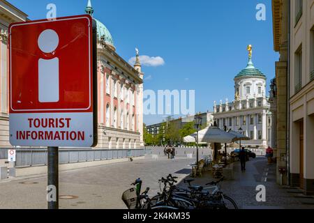 Informazioni turistiche Potsdam, vista del parlamento di Stato e Potsdam Museum nel vecchio municipio su Am Alten Markt Foto Stock