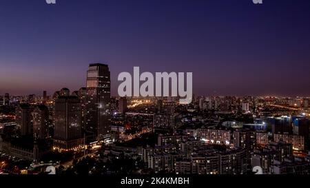 Punto di riferimento lungo il fiume Haihe a Tianjin, Cina, che include blocchi creativi e centri commerciali, nonché vari ponti tra cui il Ponte Guotai. Foto Stock