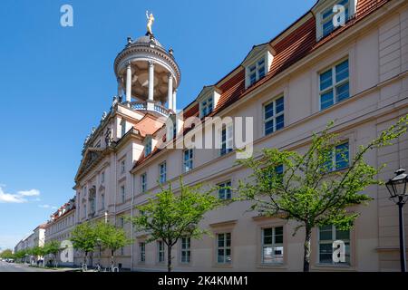 Fondazione Grande Orfanotrofio a Potsdam nel complesso edilizio dell'ex Grande Orfanotrofio militare a Potsdam, Monopteros con Caritas dorata in cima Foto Stock