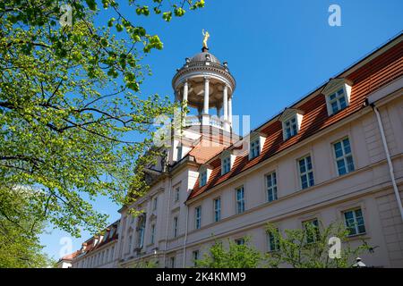 Fondazione Grande Orfanotrofio a Potsdam nel complesso edilizio dell'ex Grande Orfanotrofio militare a Potsdam, Monopteros con Caritas dorata in cima Foto Stock