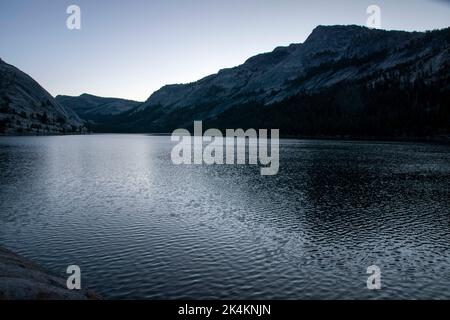 Il lago Tenaya è calmo durante l'autunno mattina, solo uno dei molti luoghi di interesse del Parco Nazionale di Yosemite in California. Foto Stock