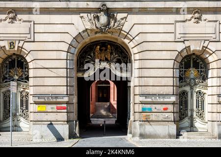 L'ufficio postale principale di Potsdam nel palazzo sul canale della città, chiamato anche nuovo ufficio postale, con Postbank, associazione dei proprietari forestali, ZAPP Potsdam Foto Stock