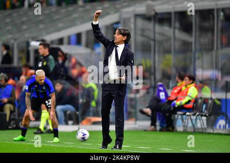 Milano, Italia. 01st, ottobre 2022. Simone Inzaghi dell'Inter Milan ha visto durante la Serie Un match tra Inter e Roma a Giuseppe Meazza a Milano. (Photo credit: Gonzales Photo - Tommaso Fimiano). Foto Stock