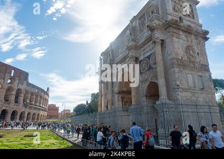 Roma, Italia - 2022 ottobre - turisti in visita al Colosseo e all'Arco di Costantino Foto Stock