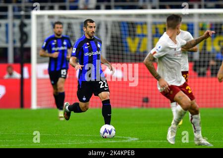 Milano, Italia. 01st, ottobre 2022. Henrikh Mkhitaryan (22) dell'Inter visto durante la Serie Un match tra Inter e Roma a Giuseppe Meazza a Milano. (Photo credit: Gonzales Photo - Tommaso Fimiano). Foto Stock