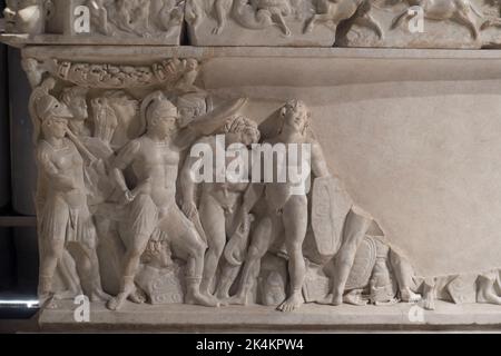 Roma, Italia - Museo Centrale Montemartini, sarcofago dei primi ipmeri del 1st° secolo d.C., scene di battaglia Foto Stock
