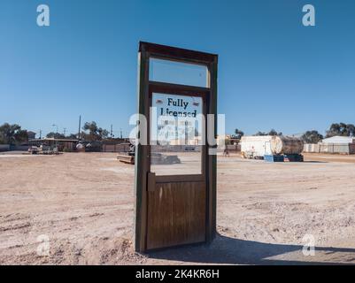 Porta del bar in piedi da soli nel deserto Foto Stock