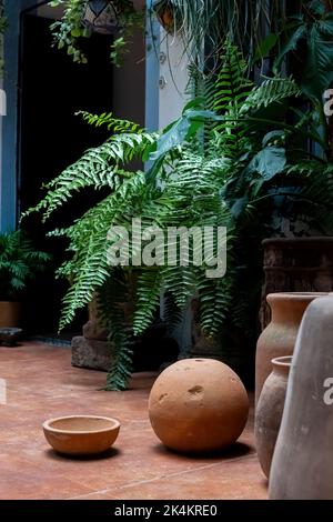 Pile di vari vasi di terracotta per piante in vendita presso un negozio di giardino. Foto Stock