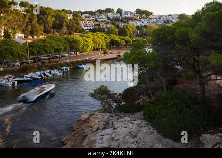 Minorca, Spagna - 4th settembre 2022:Cala Galdana è un popolare resort con un vero e proprio quadro da cartolina impostazione Foto Stock