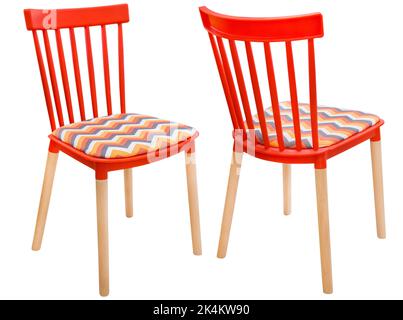 Sedia moderna ed elegante in plastica con gambe in legno in diverse angolazioni di colore rosso. Isolato su sfondo bianco. Elemento interno Foto Stock