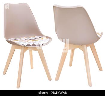 Sedia moderna ed elegante in plastica con gambe in legno in diverse angolazioni di colore marrone. Isolato su sfondo bianco. Elemento interno Foto Stock