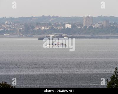 Warden Bay, Kent, Regno Unito. 3rd Ott 2022. L'ultimo piroscafo a vapore al mondo Waverley ha preso parte a un mini festival del vapore nell'estuario del Tamigi, visitando l'iconica Red Sands Forts insieme al Steam Tug Challenge (l'ultimo rimorchiatore a vapore che ha lavorato sul Tamigi). Anche il vaso di Spectactor X-Pilot era in attenenza. PIC: Waverley è partito da Southend sul molo marittimo. Credit: James Bell/Alamy Live News Foto Stock
