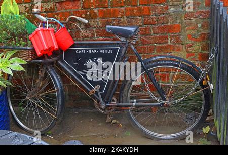 Biciclette fuori dal Cove Cafe, Robin Hoods Bay, Whitby, North Yorkshire, Inghilterra, Regno Unito, YO22 4RD Foto Stock