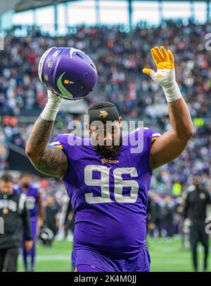 LONDRA, REGNO UNITO. 02th, ottobre 2022. Ross Blacklock of Minnesota Vikings saluta i tifosi durante la NFL 2022 London Series - Minnesota Vikings vs New Orleans Saints allo stadio Tottenham Hotspur domenica 02 ottobre 2022. LONDRA INGHILTERRA. Credit: Taka G Wu/Alamy Live News Foto Stock