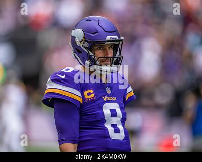 LONDRA, REGNO UNITO. 02th, ottobre 2022. Kirk Cousins of Minnesota Vikings guarda su durante la NFL 2022 London Series - Minnesota Vikings vs New Orleans Saints al Tottenham Hotspur Stadium Domenica, 02 Ottobre 2022. LONDRA INGHILTERRA. Credit: Taka G Wu/Alamy Live News Foto Stock