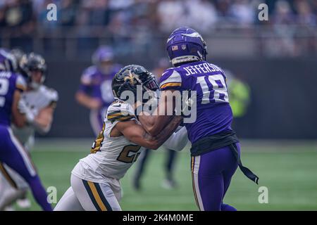 LONDRA, REGNO UNITO. 02th, ottobre 2022. Justin Jefferson of Minnesota Vikings è affrontato durante la NFL 2022 London Series - Minnesota Vikings vs New Orleans Saints al Tottenham Hotspur Stadium Domenica, 02 ottobre 2022. LONDRA INGHILTERRA. Credit: Taka G Wu/Alamy Live News Foto Stock