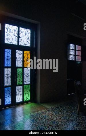 interno di una hacienda, o casa messicana in america latina, ingresso di luce a contrasto con lo spazio, la luce e l'ombra Foto Stock