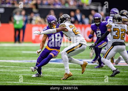 LONDRA, REGNO UNITO. 02nd, ottobre 2022. Adam Thielen dei Minnesota Vikings (a sinistra) viene affrontato durante la NFL 2022 London Series - Minnesota Vikings vs New Orleans Saints allo stadio Tottenham Hotspur domenica 02 ottobre 2022. LONDRA INGHILTERRA. Credit: Taka G Wu/Alamy Live News Foto Stock