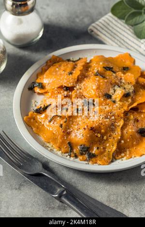 Ravioli di zucca fatti in casa con Salvia e burro marrone Foto Stock